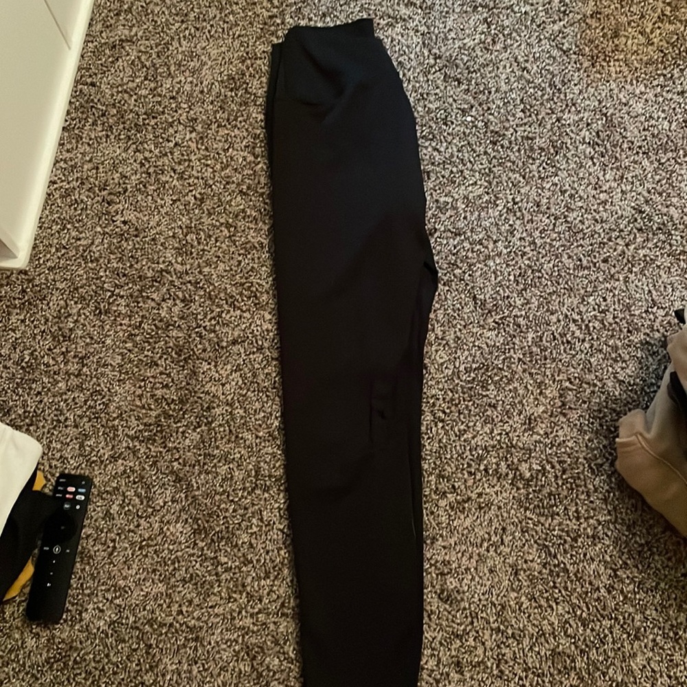 black athletic leggings